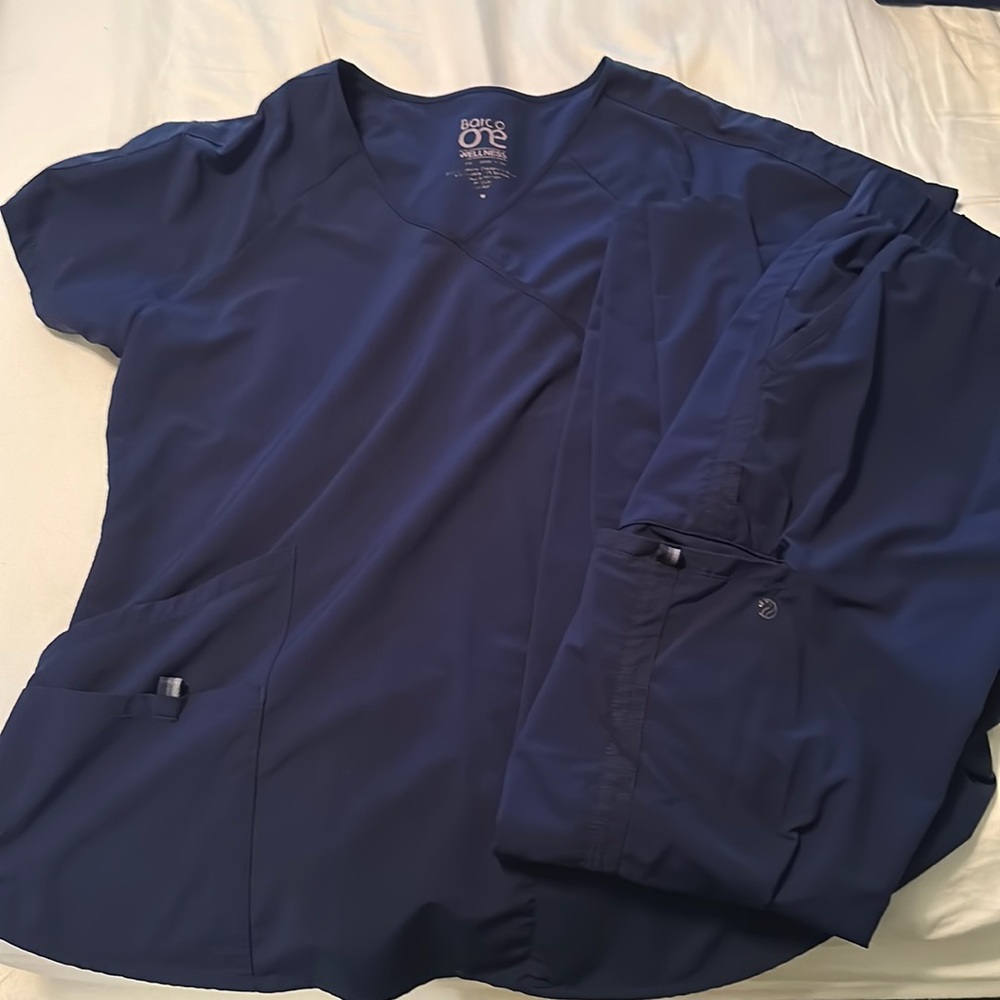 Barco Wellness scrubs- top and bottom size M, good condition